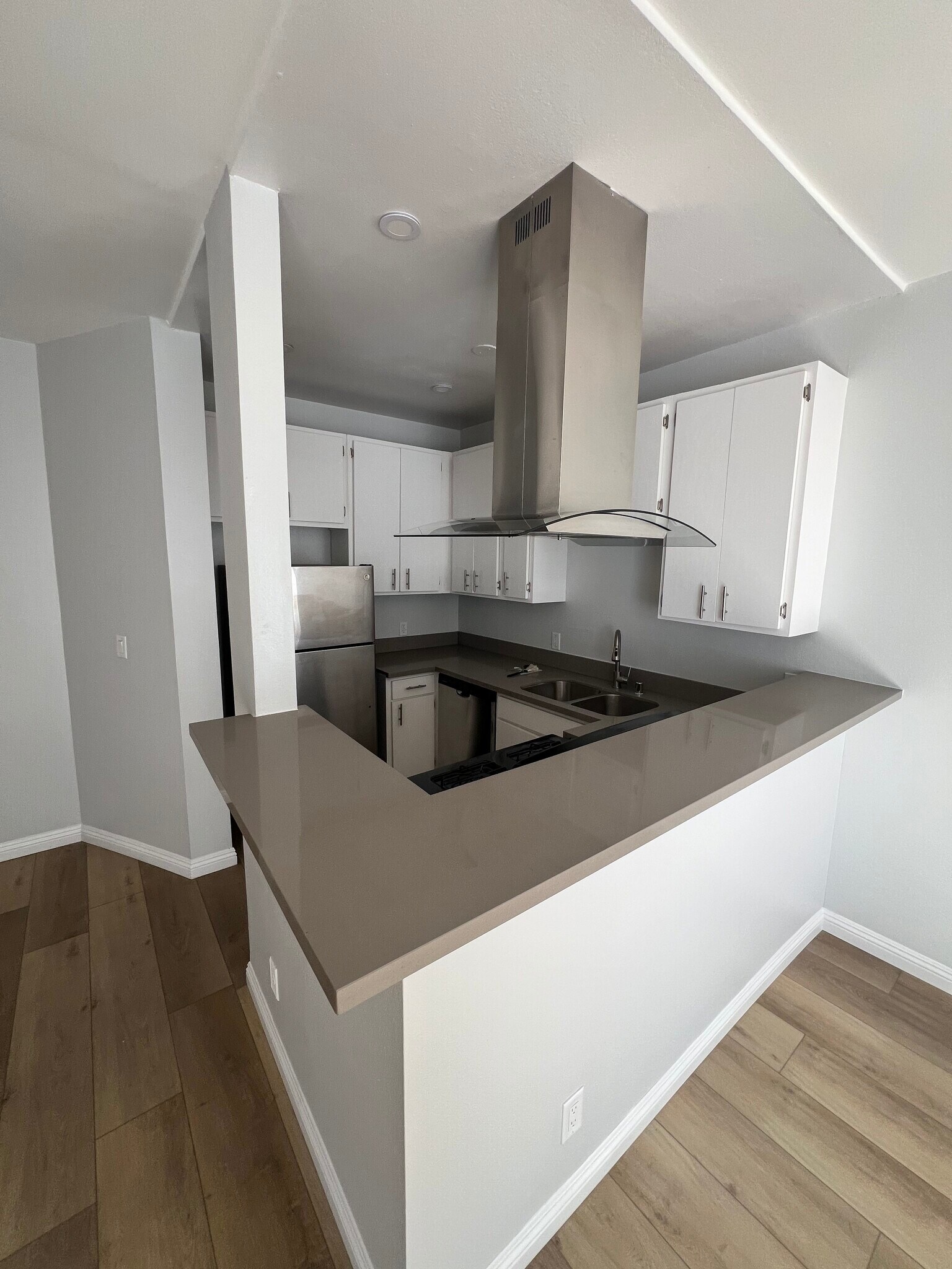 Building Photo - 2107 N Beachwood Dr