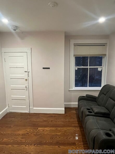 Building Photo - 4 Garden Ct St