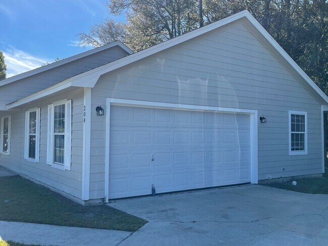 Building Photo - 204 Old Pond Dr