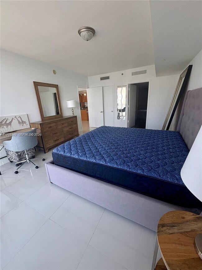 Building Photo - 495 Brickell Ave