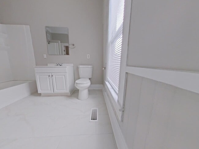 Building Photo - 304 Oakwood St