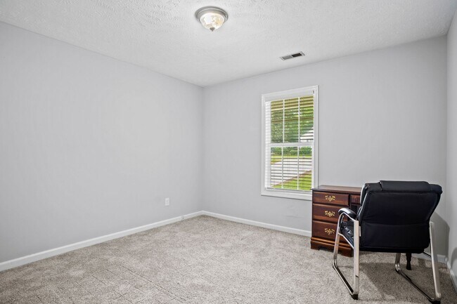 Building Photo - 3bed/2bath Located Right on Campbells Campus!