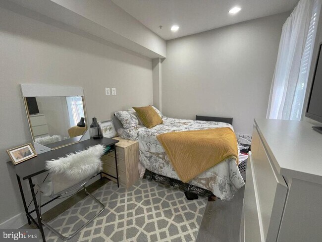 Building Photo - Cozy 3 Bedroom 2 Bathroom Condo- Conveniently Located in the heart of Washington, DC