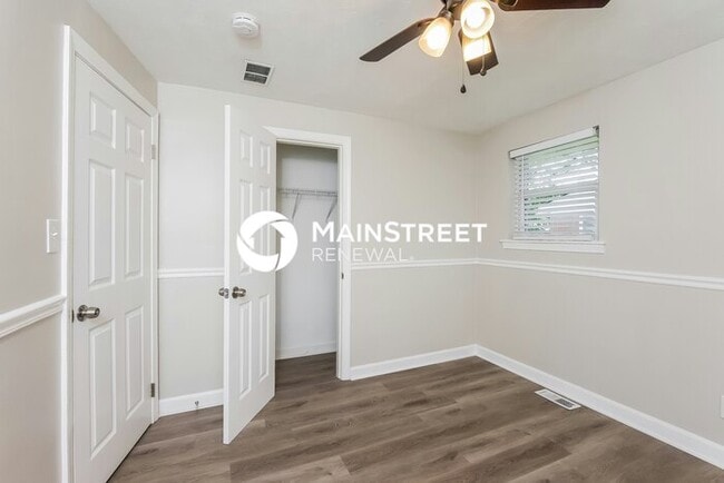 Building Photo - 3 Bedroom Pet-Friendly Home in LOUISVILLE, KY with Main Street Renewal