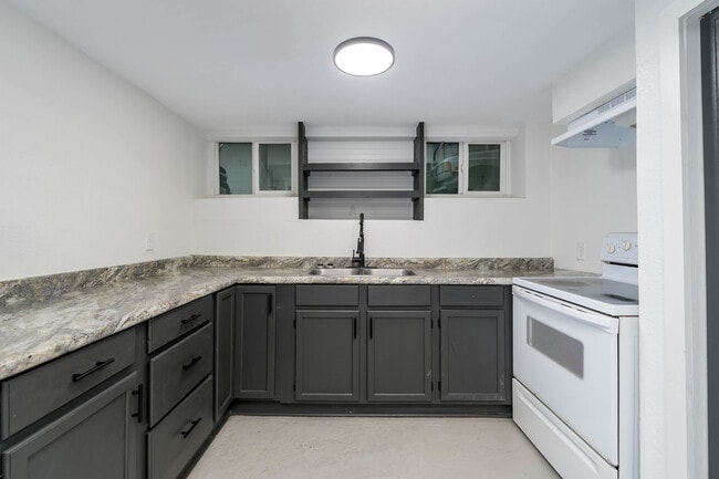 Building Photo - 128 E 10th Ave