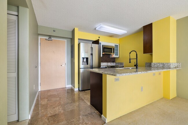 Building Photo - 2 Bed / 1.5 Bath Condo with 2 Parking Salt...