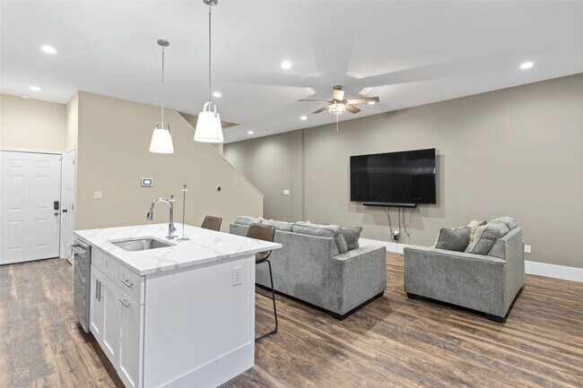 Building Photo - 5424 Delmar Ct