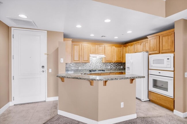 Building Photo - Sought after Park Avenue Condominiums/Top Floor Three Bedroom