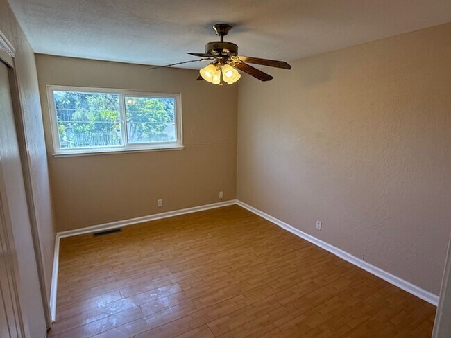 Building Photo - Spacious 3-bedroom home in Quiet El Sobran...