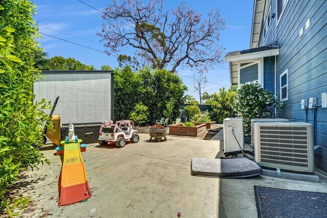 Building Photo - 14501 Wesfall Rd., Tustin CA 92780 5 BR, 3...