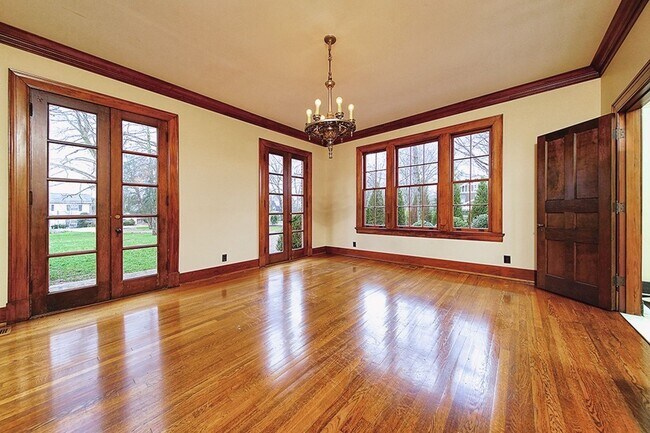 Building Photo - Stunning Tudor-style 4BR/3.5BA home in a prime, unbeatable location!