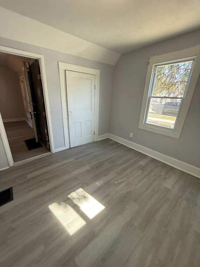 Building Photo - SECTION 8 and EDEN Accepted!! Newly Renovated 2 Br Home!