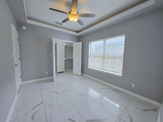 Building Photo - Beautiful Modern 4 Bed/3 Bath/2 Gar Centra...