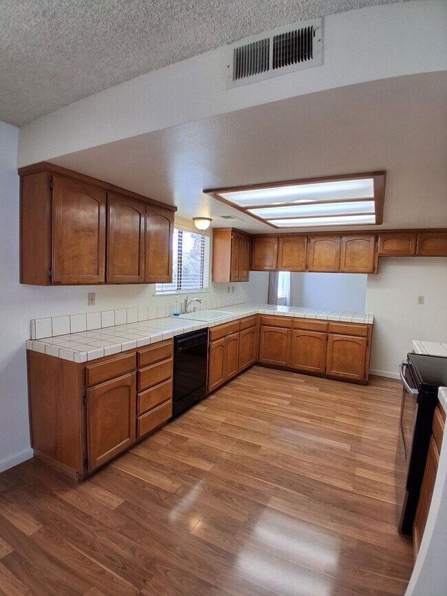 Building Photo - 683 N Fordham Ave