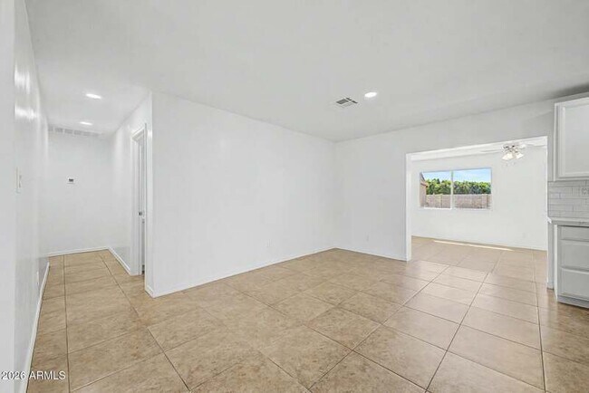 Building Photo - 2601 E Dahlia Dr
