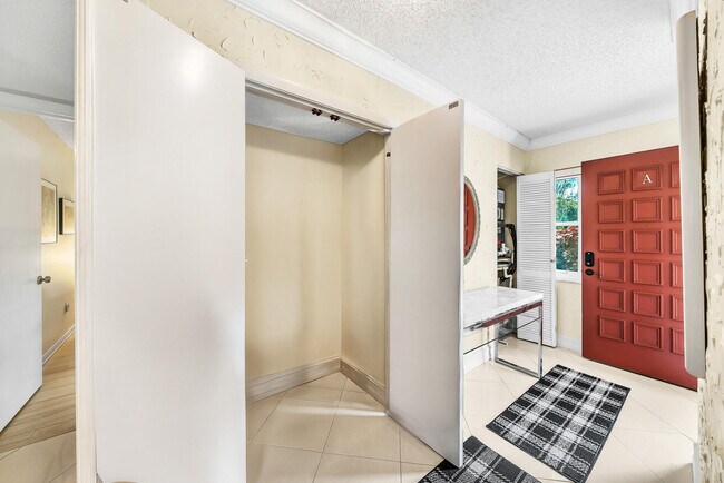 Building Photo - 9285 Vista del Lago