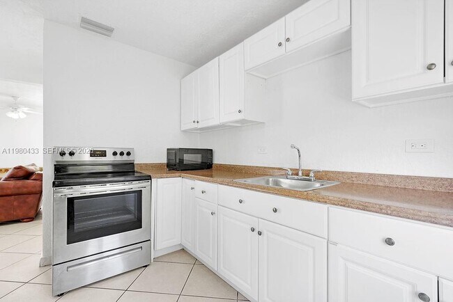 Building Photo - 2415 Pierce St