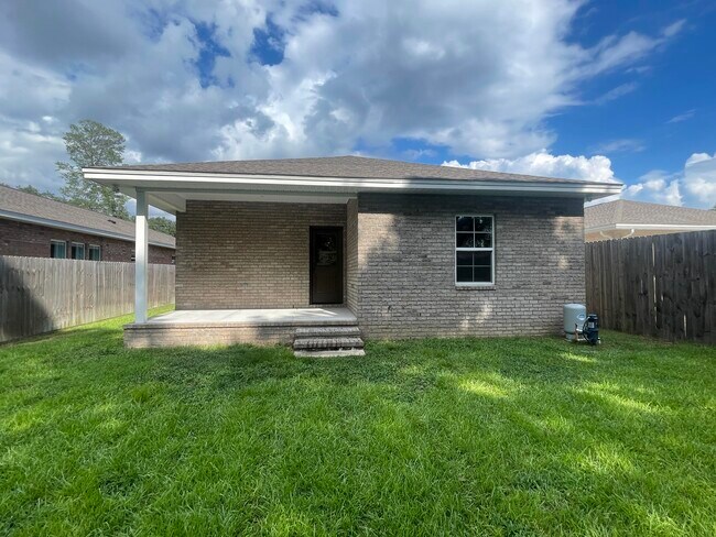 Building Photo - 1578 Hickory St