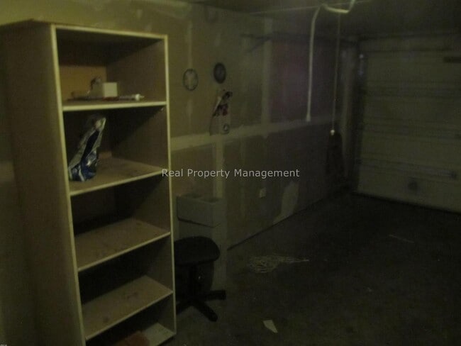 Building Photo - 2 br with bonus room!  beautiful townhouse end unit, available in April! Pet Friendly..