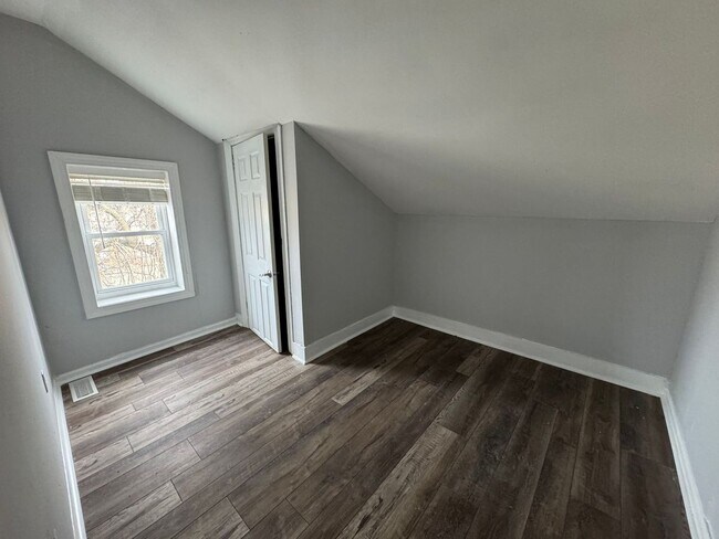 Building Photo - 610 E 9th St