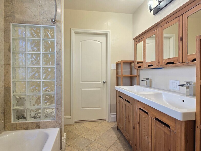 Building Photo - 450 S Shoreline Blvd