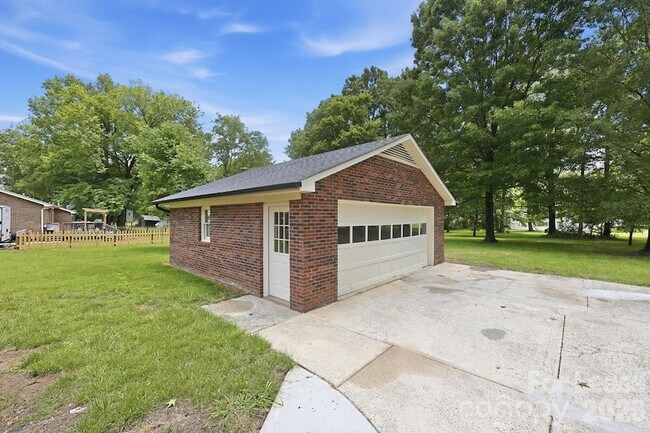 Building Photo - 6299 Spring Ct Ln