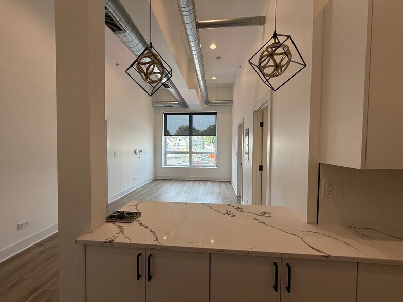 Building Photo - 4735 N Artesian Ave