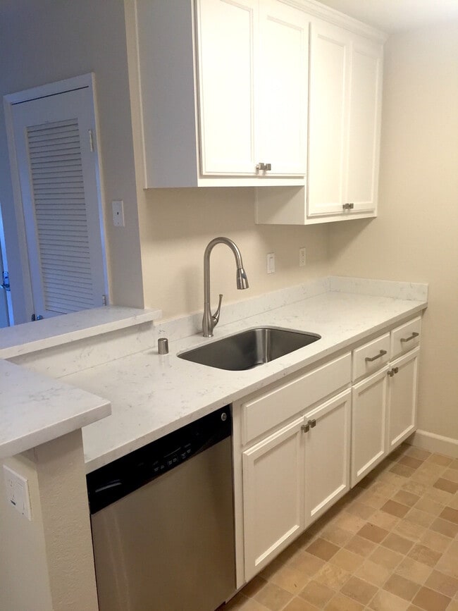 Building Photo - Remodeled 1 Bed 1 Bath Condo. Stainless Steel Appliances. Pool and Hot Tub