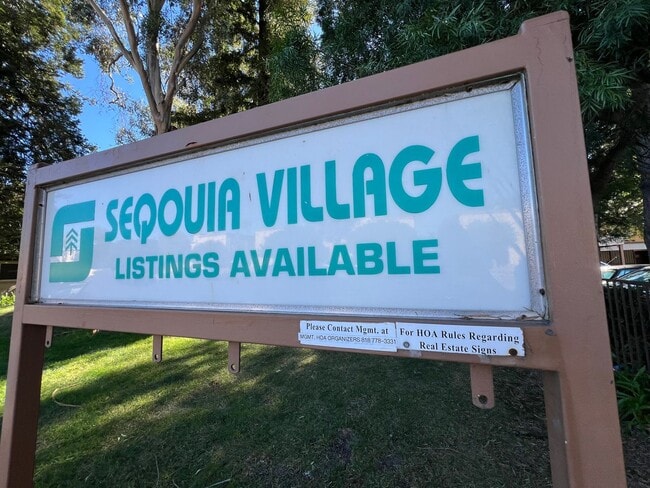 Building Photo - LOCATION! Move-in ready 2+2 w/parking, pool + balcony!