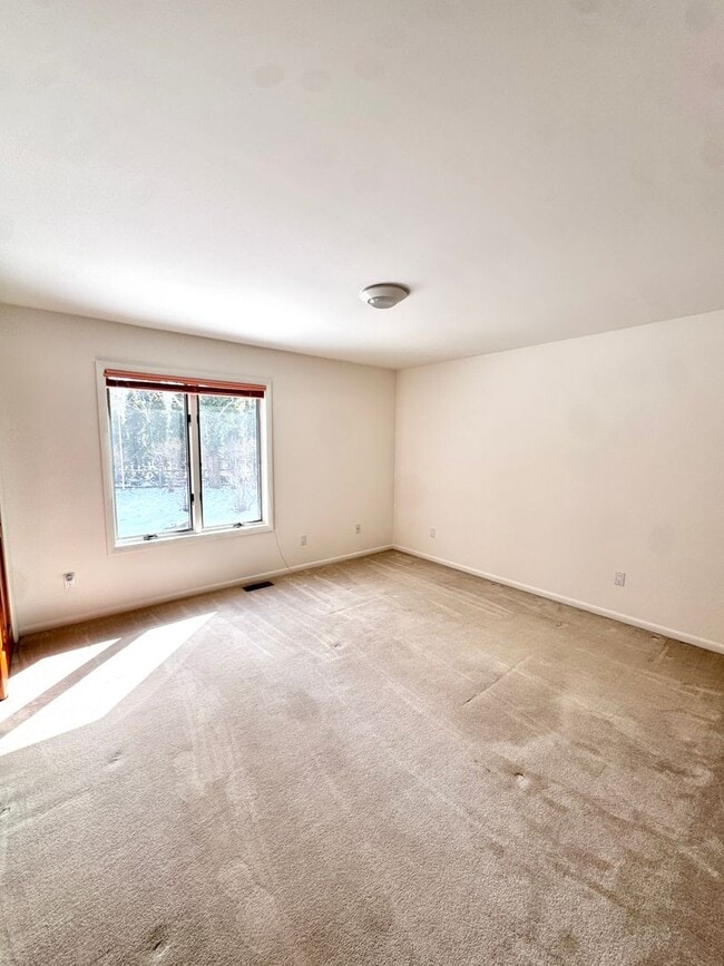 Building Photo - GRAND FIVE BEDROOM HOME