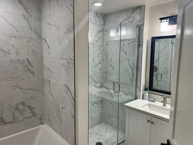 Building Photo - Brand New 2 bed 2 bath Townhome Rolling Hills Estates