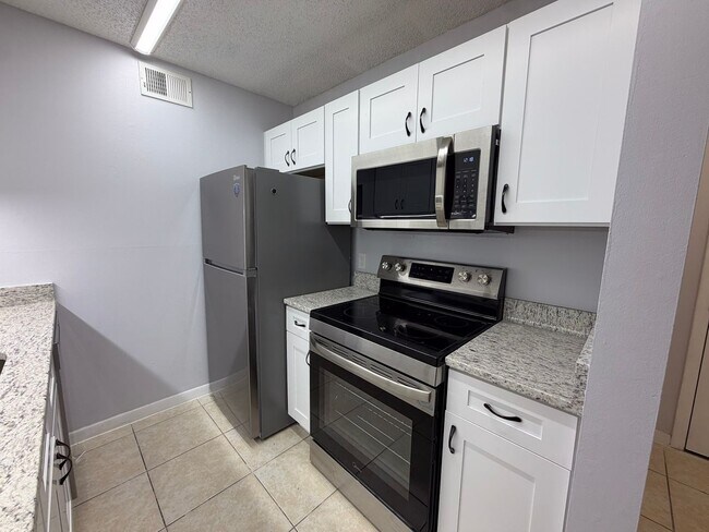 Building Photo - 4BR/4BA Condo off SW 34th Street - available NOW!