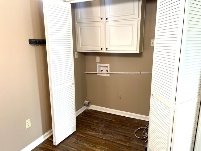 Building Photo - Welcome to this sleek and modern 2 bedroom...