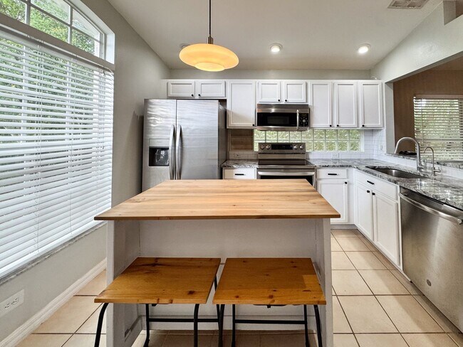 Building Photo - Beautifully upgraded 3/2 with double car garage!