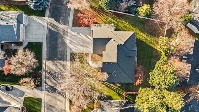 Building Photo - Quiet, Convenient, and Spacious 5 Bedroom 4 Bathroom Home