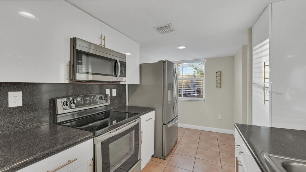 Building Photo - 4635 NW 97th Pl