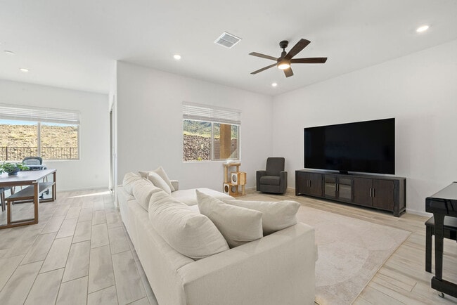 Building Photo - 17617 S Ridgerunner Dr