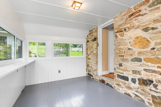 Building Photo - 607 E Wheel Rd