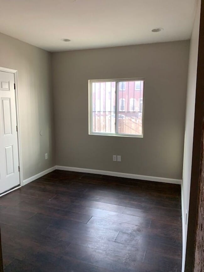 Building Photo - NICE 3BD/2.5 BATHS HOUSE READY FOR THE HOL...