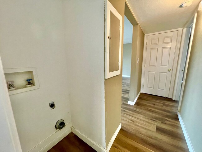 Building Photo - Spacious 2 bed 1 bath Condo with private p...