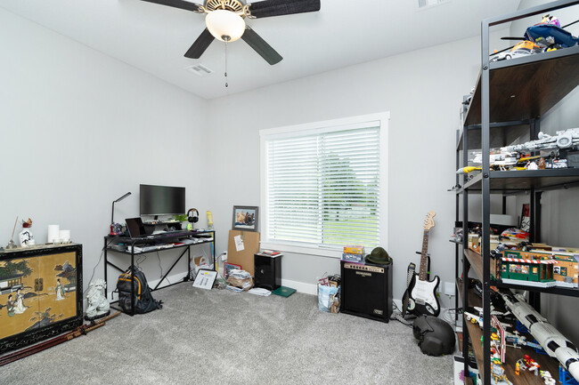 Building Photo - 915 Fairman Dr
