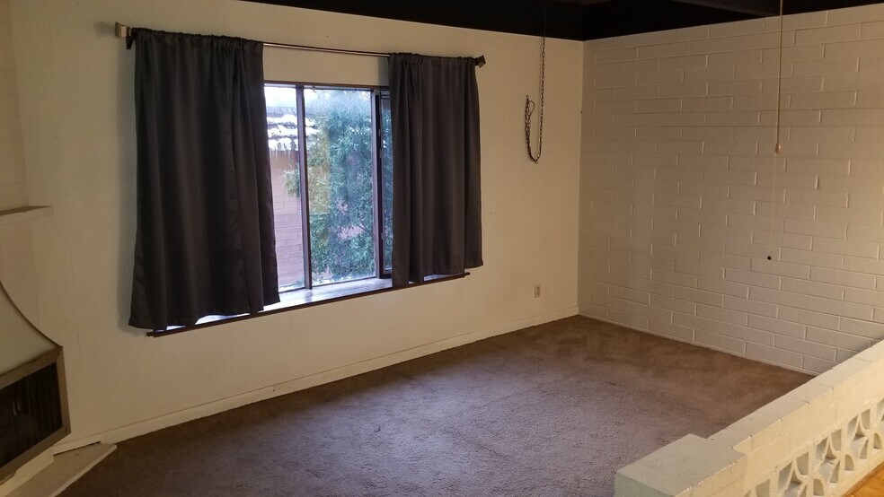 Building Photo - 2772 University Ave