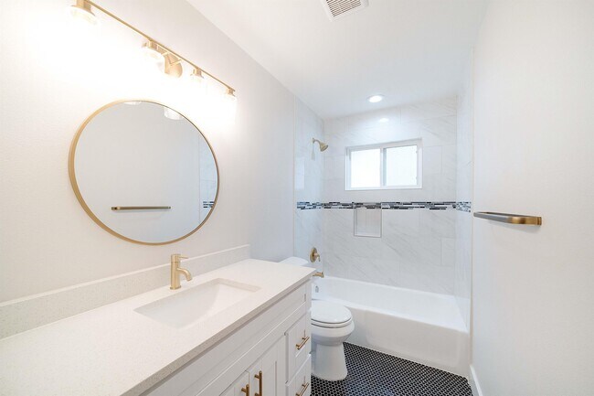 Building Photo - 2515 Berkett Dr