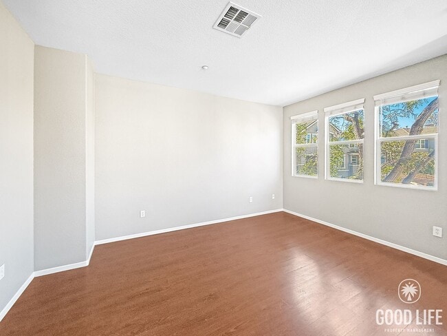 Building Photo - Stylish Eastlake Townhome with Pool Access...
