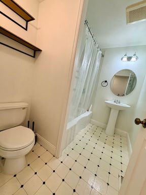 Building Photo - Charming and bright 3 bedroom in Haller Lake