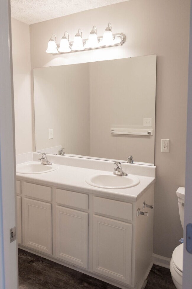 Building Photo - Beautiful Durham Townhome For Rent