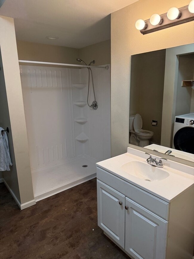 Building Photo - ~ FALL SPECIAL ~  3 Bedroom, 3 Bath Home f...