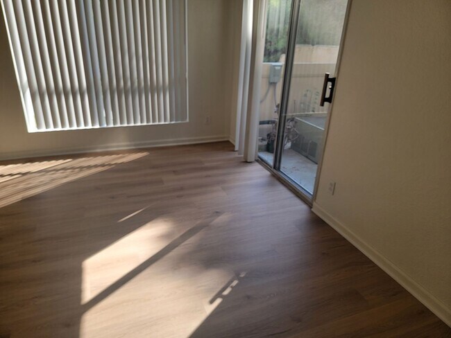 Building Photo - 1 BED/ 1 BATH CONDO