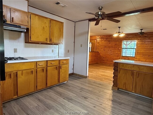 Building Photo - 9581 Valley View Dr