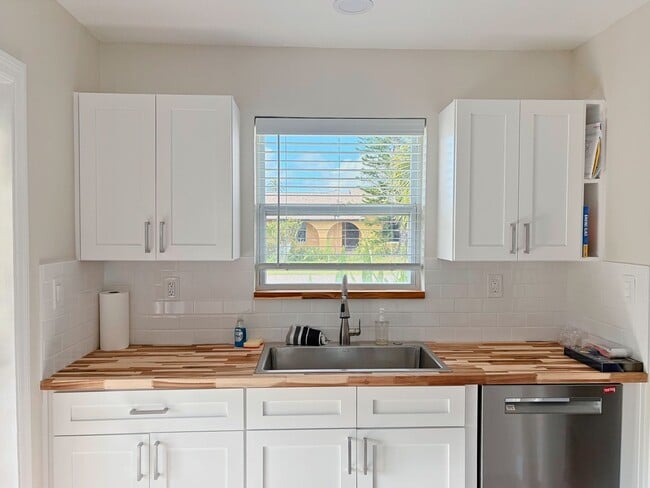Building Photo - Steps to the Gulf! Spacious 3-Bed, 2 Bath ...